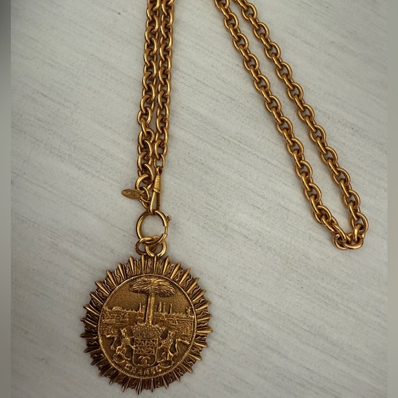 LOT 1729A 24K gold plated CHANEL vintage palm and lions pendant necklace - Picture 3 of 9